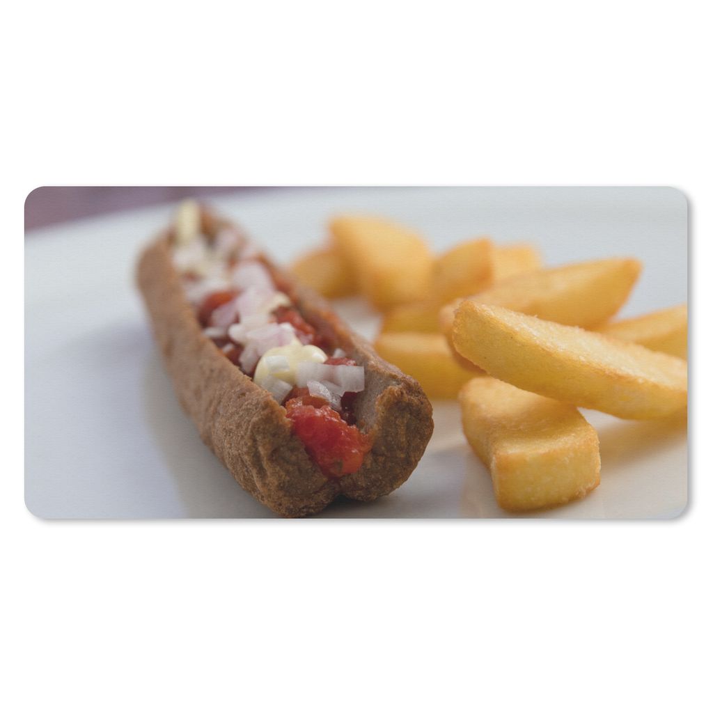 MuchoWow Schreibtischunterlage Leckeres Frikandel-Spezial mit Pommes frites 80x40 cm - XXL Mauspad - Gaming Mauspad