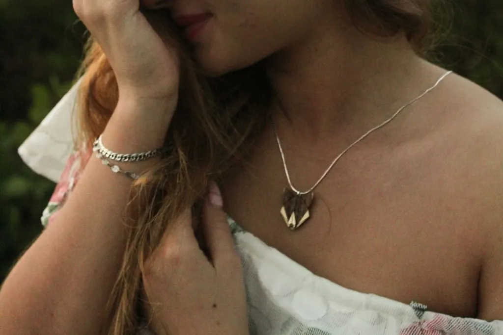 Ciondolo BeWooden Gatto Grigio: Il Regalo Magico per Amanti dei Gatti - 4