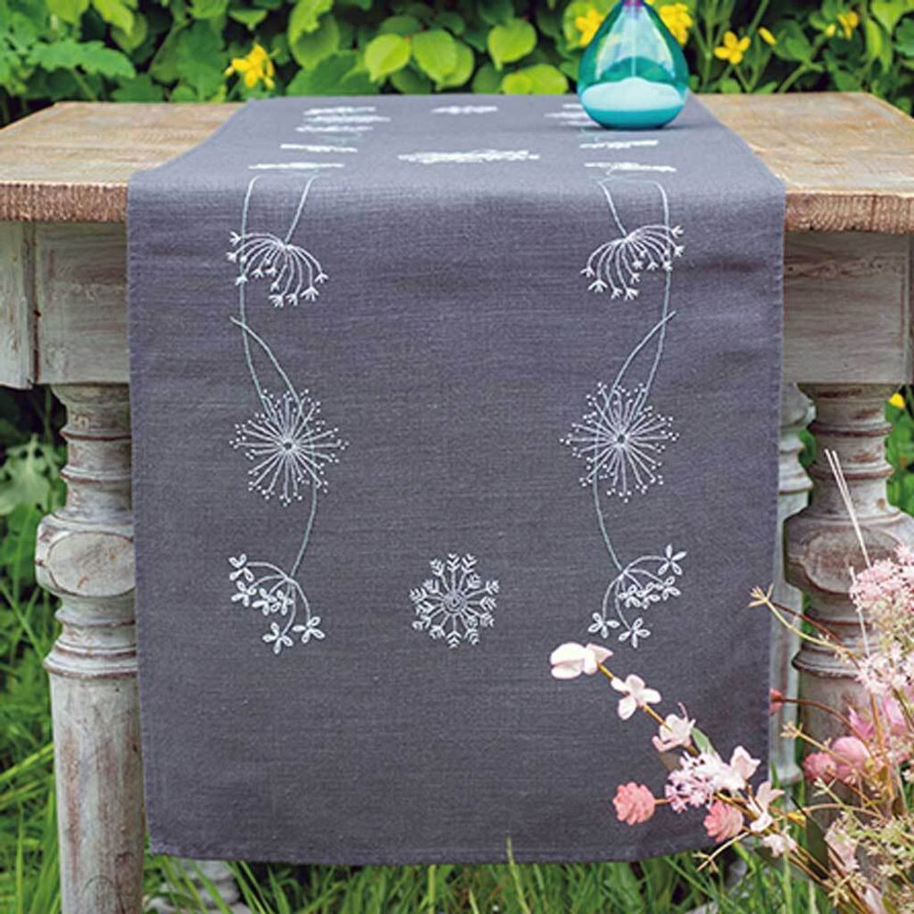 Vervaco Tischläufer Plattstich Set "Weiße Blumen", Stickbild vorgezeichnet, 38x138cm