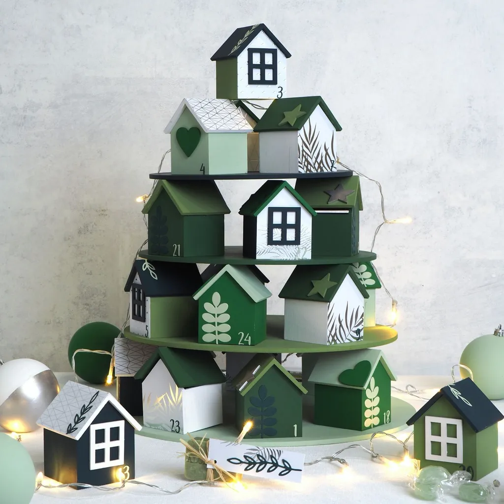 Calendrier de l'Avent en maisons de bois à décorer et à remplir soi-même