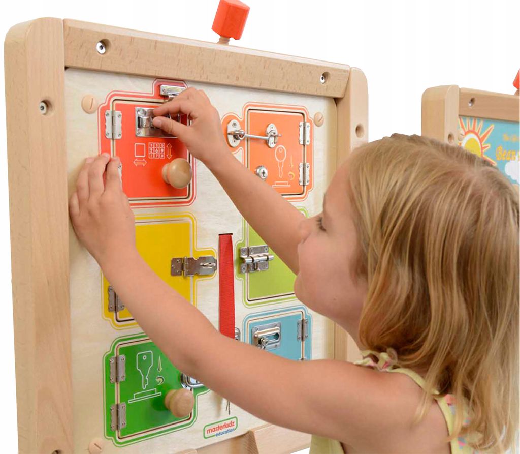 Masterkidz lernt, Schlösser an der Wand zu öffnen und zu schließen