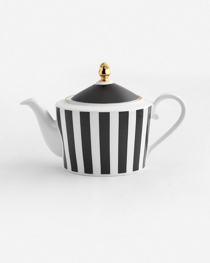 Gestreifter schwarzer Krug