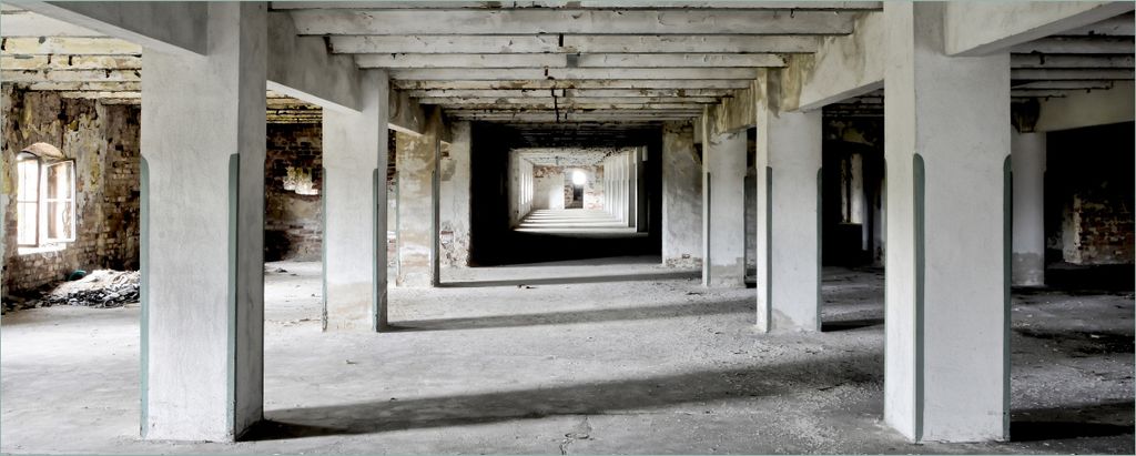 Wallario selbstklebendes Poster - Alte Industriehalle - einsame Lagerhalle einer Brauerei, Größe: 50 x 125 cm