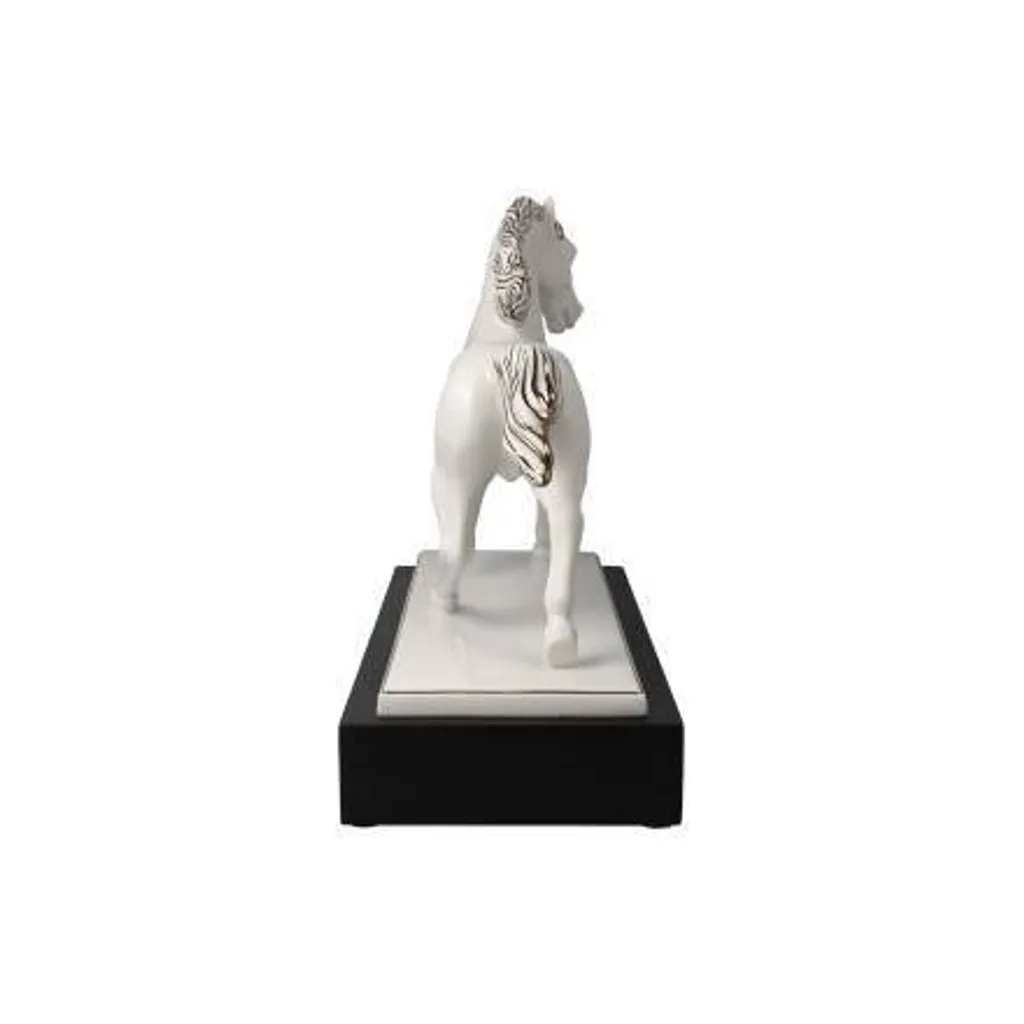 Figurine Cheval Goebel Studio 8 : Décoration Luxe en Porcelaine Durable