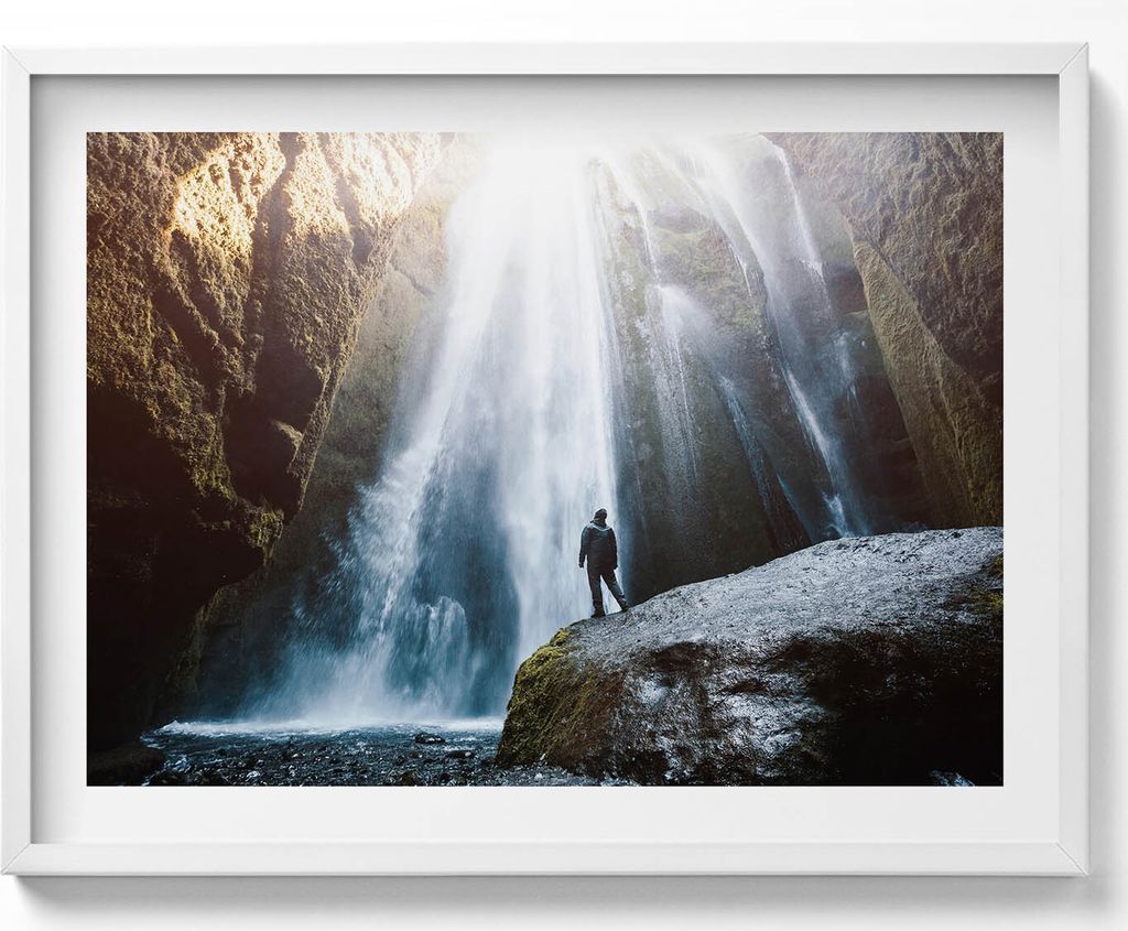 Blick auf den Gljufrabui-Wasserfall– Wandbild mit Rahmen – Gerahmtes Bild – Wanddekoration – 80x60 cm – Weiß Rahmen