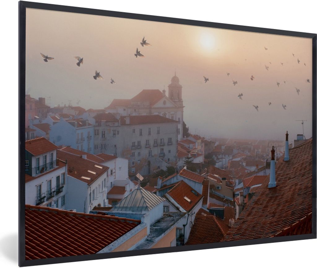 MuchoWow Gerahmtes Poster Nebliger Morgen in Lissabons ältestem Stadtteil in Portugal 30x20 cm - Poster mit Schwarzem Bilderrahmen Wandposter Ra...