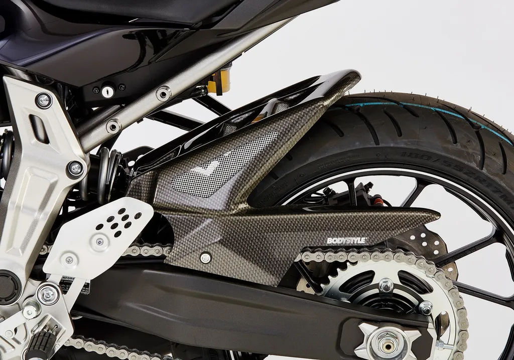 Protection roue arrière Bodystyle ABS look carbone anti-projections