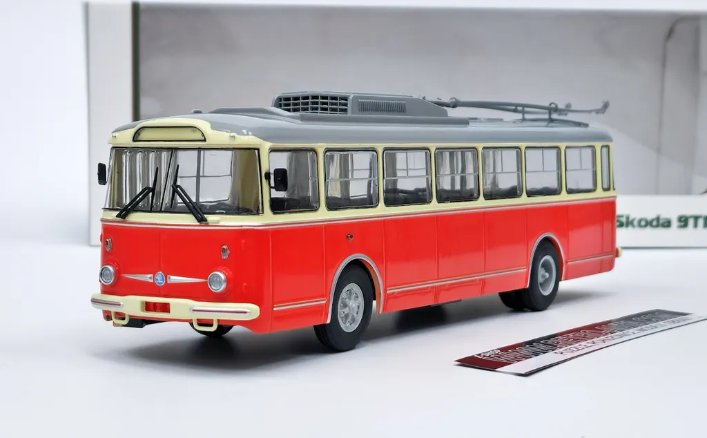 Modèle Skoda 9TR Rouge Beige 1:43 Modimio - Détails Haute Fidélité