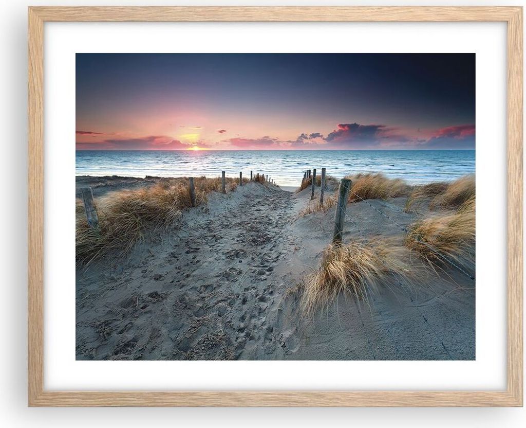 Gerahmtes Poster - Rahmen in heller Eiche - Strand Sand Spaziergang - 50x40 cm - Wand Bild - Wanddeko - Wandbilder - Kunstposter - Wandposter - Bil...