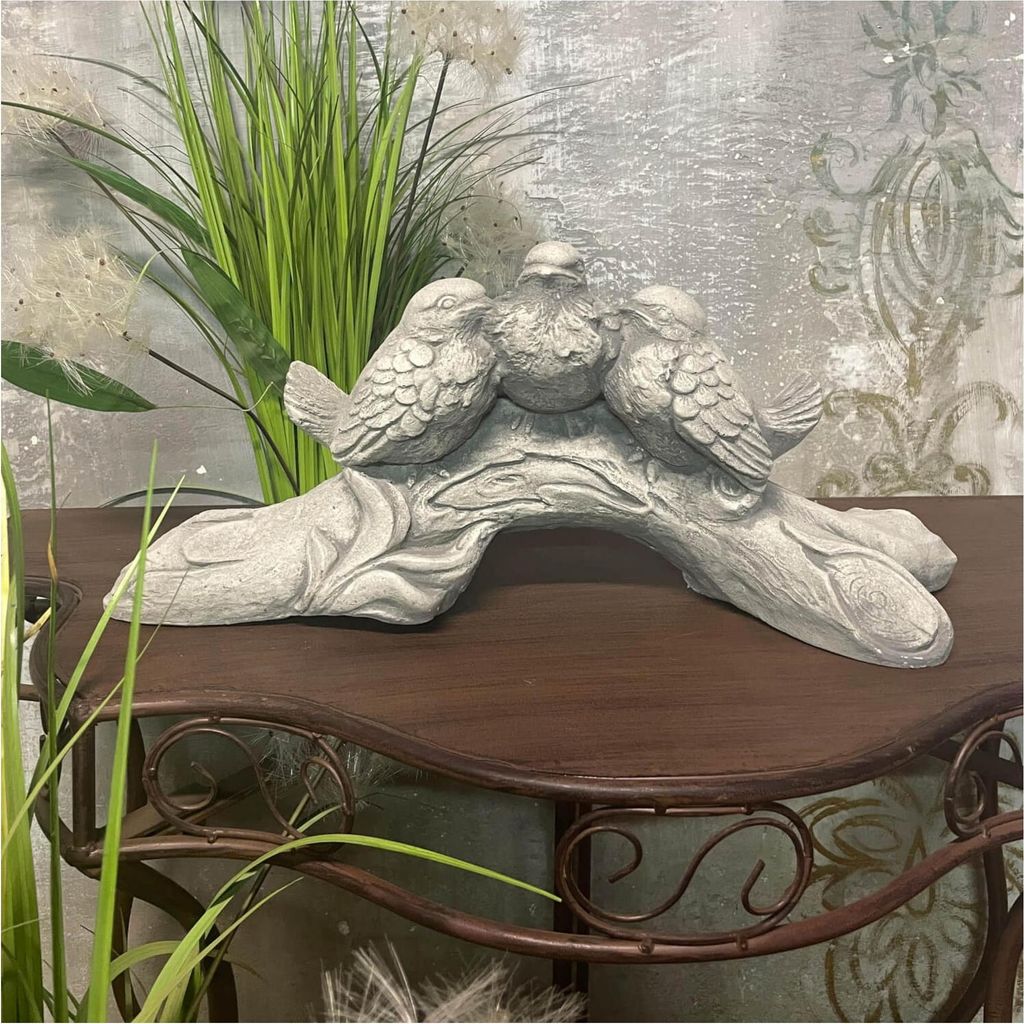 Spatzenfigur auf einem Steinast - Dekoration für Garten und Haus