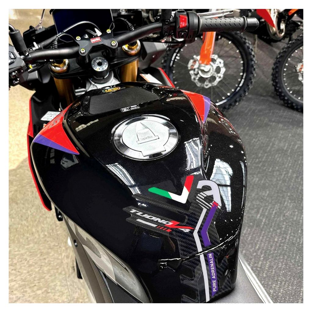 3D Aufkleber für Motorrad Tankpad Schutz und Dekoration aus Harz kompatibel mit Aprilia Tuono V4 Factory 2023 Carbon-Optik
