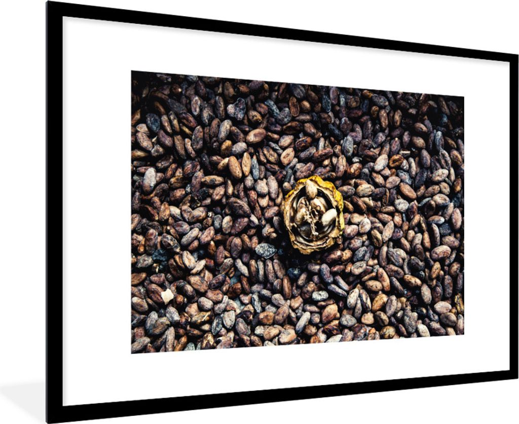 MuchoWow Gerahmtes Poster Nahaufnahme der dunklen Kakaobohnen um die Schote herum 90x60 cm - Poster mit Schwarzem Bilderrahmen Wandposter Rahmen ...