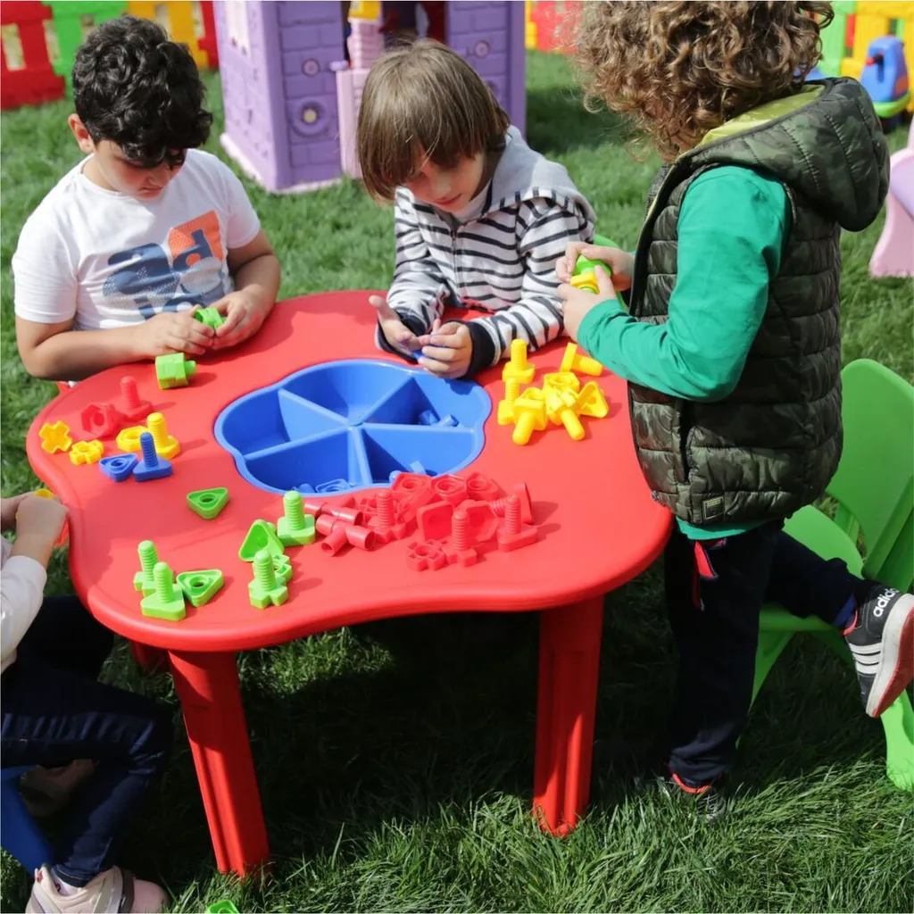 Table de jeu enfants bleue : Solution créative contre l'ennui