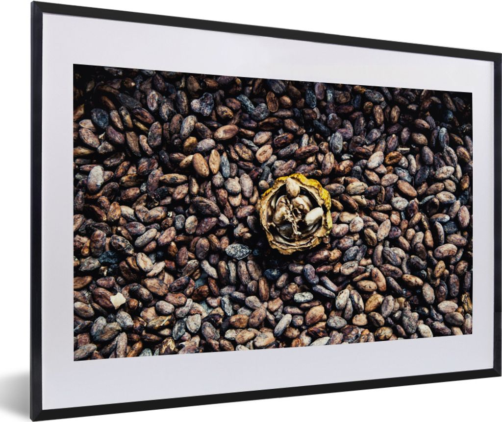 MuchoWow MuchoWow Gerahmtes Poster Nahaufnahme der dunklen Kakaobohnen um die Schote herum 60x40 cm - Poster mit zchwarzem Bilderrahmen - Schla...