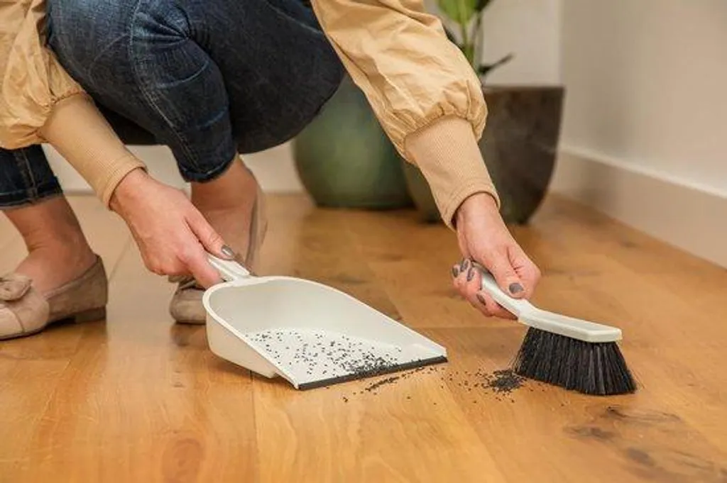 Grattoir gris foncé système clic : Nettoyez sans rayer vos surfaces