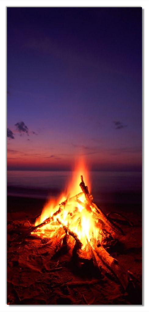 Wallario selbstklebende Türtapete 93 x 205 cm - Lagerfeuer am Strand - Abwischbar, rückstandsfrei zu entfernen