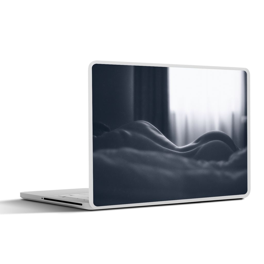 MuchoWow Laptop Aufkleber Sticker Cover Porträt - Frau - Bett - Schwarz und weiß 31x22.5 cm - Laptop-Deko