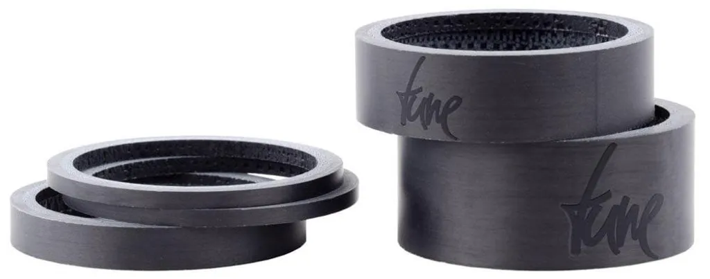 Ajustez votre position de conduite avec le jeu d'entretoises Tune Carbon