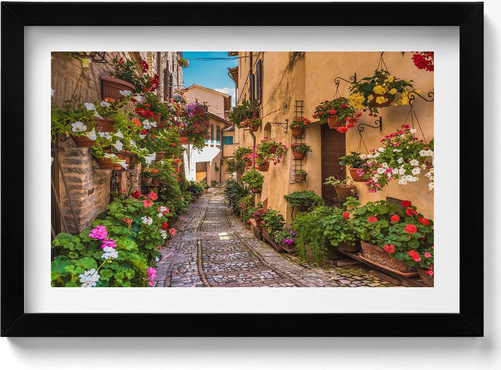 Blumenstraße in einer Stadt in Umbrien– Wandbild mit Rahmen – Gerahmtes Bild – Wanddekoration – 30x20 cm – Schwarz Rahmen