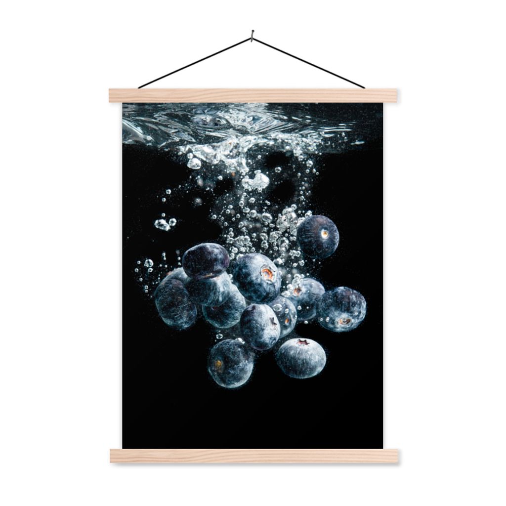 MuchoWow Textilposter Blaubeeren - Obst - Beeren - Stillleben - Wasser - Schwarz 120x160 cm mit holzfarbenen Rahmen - Plakatkarton