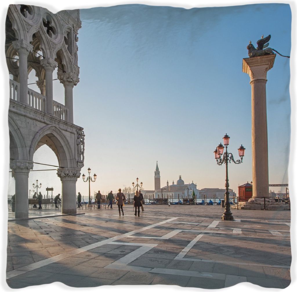 Wallario Premium Kissen, weiche Oberfläche, mit Motiv Venedig - Dogenpalast, Markusplatz und San Giorgio Maggiore I, Größe: 30 x 30 cm, mit wei...