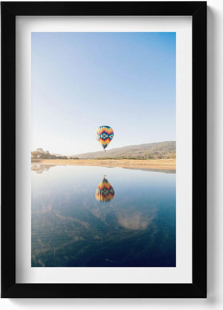 Luftballon über dem Wasser– Wandbild mit Rahmen – Gerahmtes Bild – Wanddekoration – 20x30 cm – Schwarz