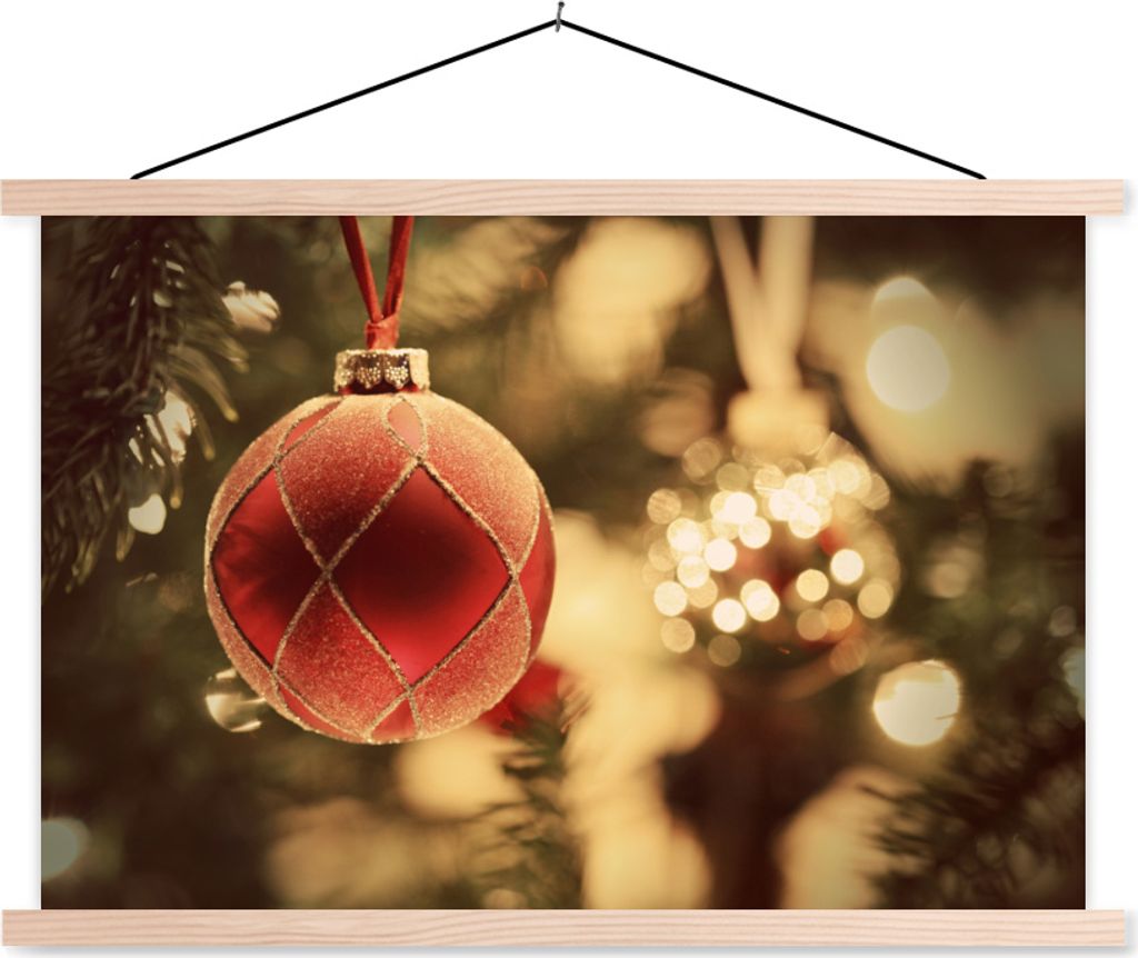 MuchoWow Textilposter Eine Nahaufnahme von dekorativem Weihnachtsschmuck in der Nähe eines Weihnachtsbaums 60x40 cm mit holzfarbenen Rahmen - Bi...