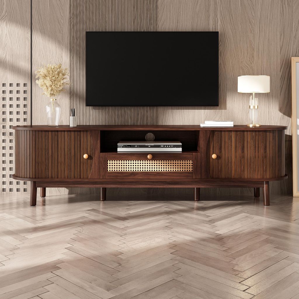 Merax TV-Schrank aus Rattan in Landhausstil, TV Lowboard mit Schiebetüren und Schubladen, TV-Ständer bis 70 Zoll mit Massivholzfüße, Nussbaum