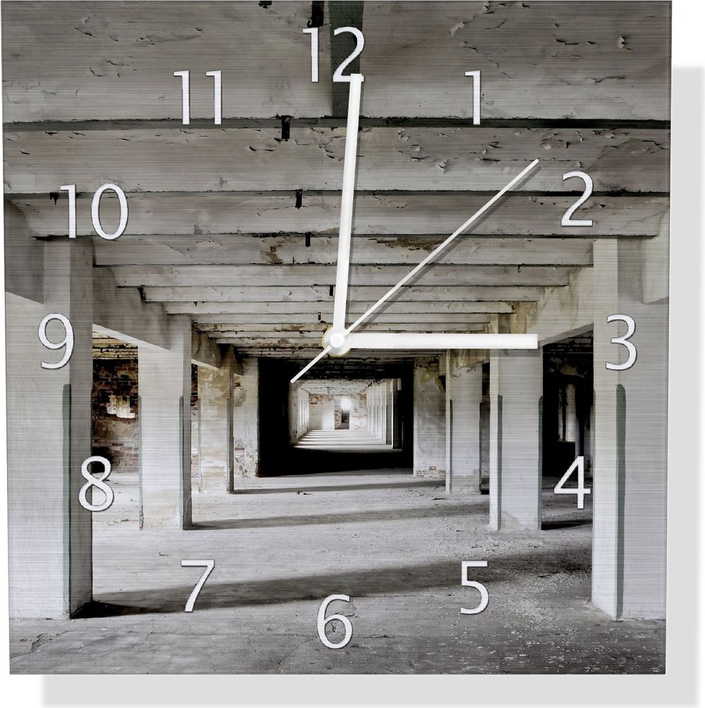 Wallario Design Wanduhr Alte Industriehalle - einsame Lagerhalle einer Brauerei aus Aluverbund, Größe 30 x 30 cm