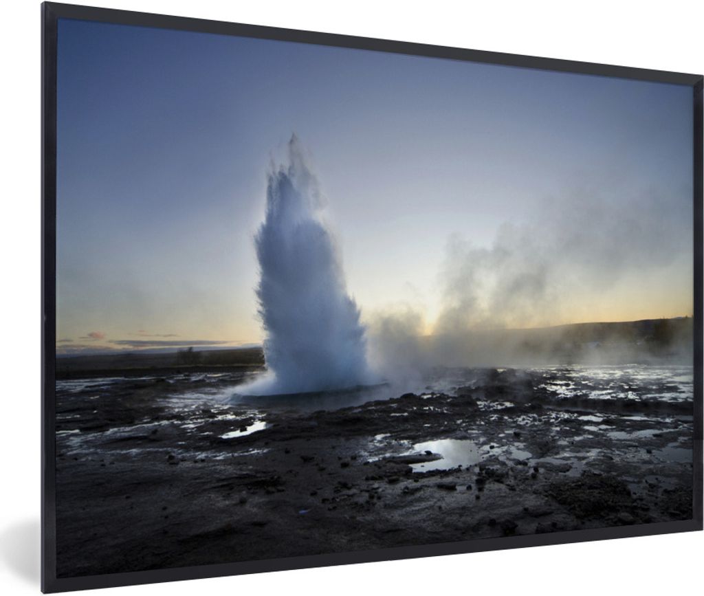MuchoWow Gerahmtes Poster Ein nebliger Blick auf den Geysir in Island 90x60 cm - Poster mit Schwarzem Bilderrahmen Wandposter Rahmen Foto Bilder ...