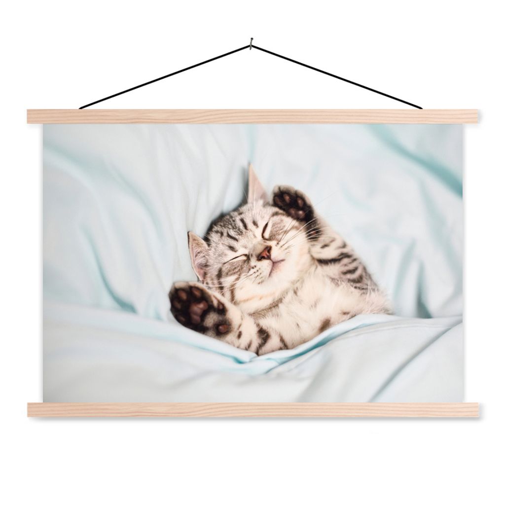 MuchoWow Textilposter Kätzchen - Bett - Pfoten - Mädchen - Kinder - Kinder - Kind 120x80 cm mit holzfarbenen Rahmen - Aufhängeset