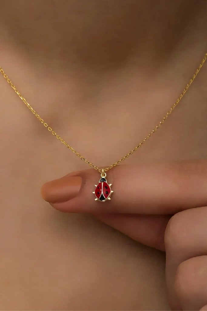 Pendentif porte-bonheur coccinelle doré sur chaîne en argent massif