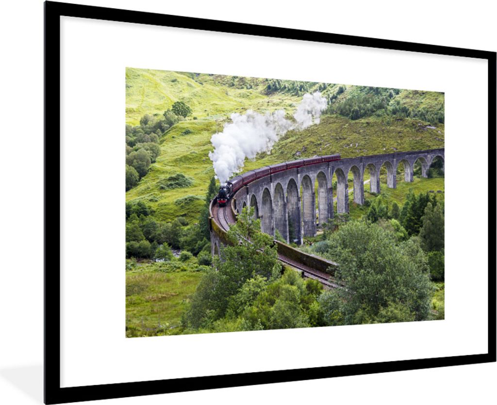 MuchoWow Gerahmtes Poster Dampfzug zwischen grünen Landschaften in Schottland 90x60 cm - Poster mit Schwarzem Bilderrahmen Wandposter Rahmen Fot...