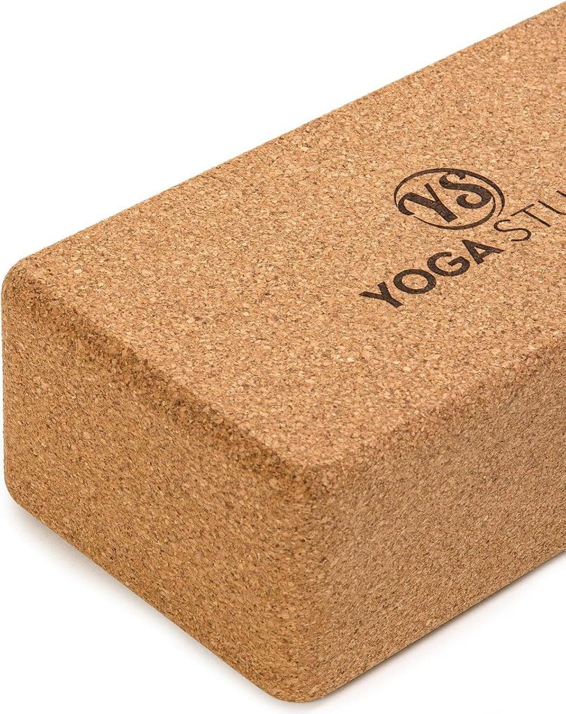 Komfortabler Kork-Yogablock (22,5 cm x 12 cm x 7,5 cm) mit antibakteriellen Eigenschaften und abgerundeten Kanten.