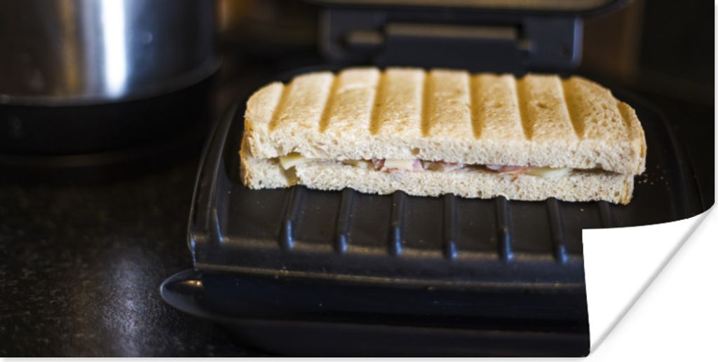 MuchoWow Poster Toast auf einem schwarzen Sandwicheisen 150x75 cm - ohne Rahmen