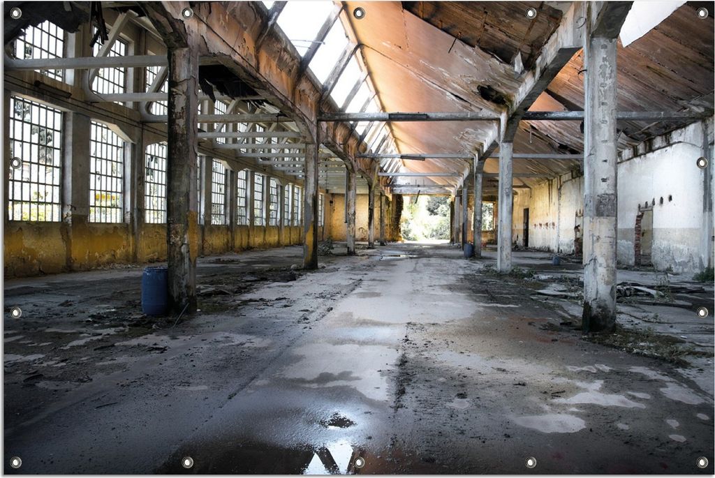 Wallario Outdoor-Poster für Garten oder Balkon, Motiv Alte Industriehalle leerstehend und einsam, in ca. 120 x 180 cm