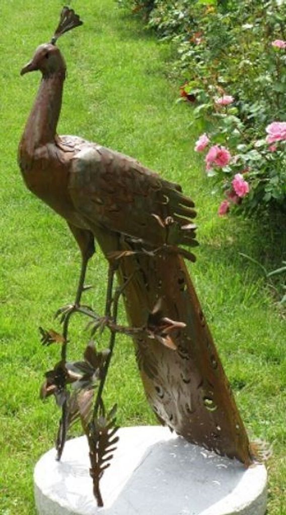 Casa Padrino Gartendeko Skulptur Pfau Rostfarben 50 x 75 x H. 118 cm - Elegante Gartendeko Figur - Wetterbeständige Gartenfigur