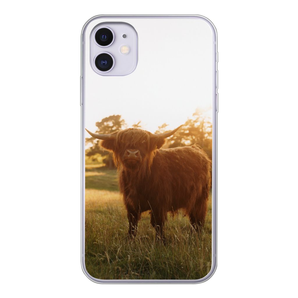 MuchoWow Handyhülle Schutzhülle Hülle für iPhone 11 Schottischer Hochländer - Gras - Sonne Silikon Softcase Handy Hülle - Handytasche
