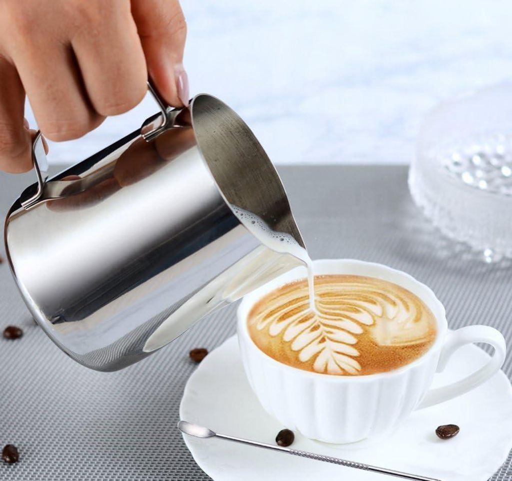 Handlicher Kaffeekännchen - Kanne mit Maßstrichen und Latte Art Stift - Milchkanne zur Kreation von Cappuccino und Espresso durch einen Barista -...