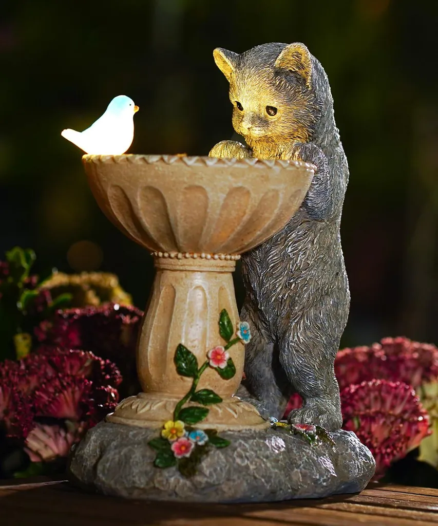 Sculpture chat solaire en résine grise avec bain d'oiseaux lumineux