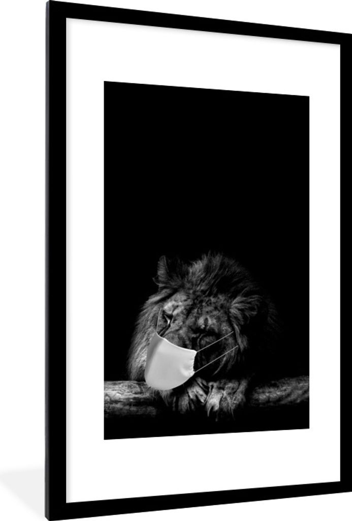 MuchoWow Gerahmtes Poster Löwe mit Mundschutz - schwarz und weiß 60x90 cm - Poster mit Schwarzem Bilderrahmen Wandposter Rahmen Foto Bilder - D...