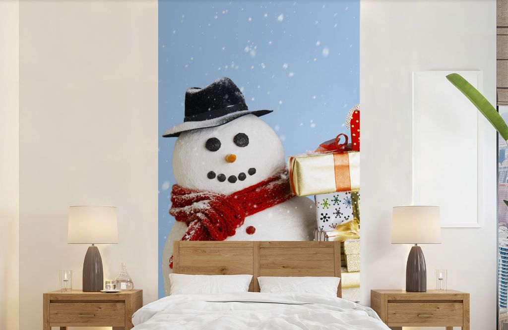 MuchoWow Fototapete für Wohnzimmer oder Schlafzimmer Wandtapete Vinyl Motivtapete Ein Schneemann mit Weihnachtsgeschenken - 120x240 cm - Hinterg...