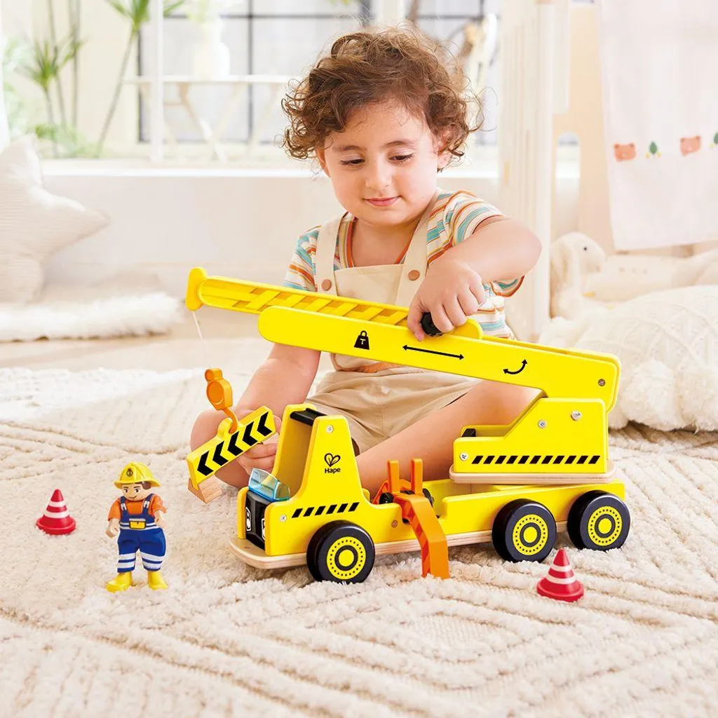 Développer la motricité avec la grue en bois Hape : jeu d'éveil 2 ans