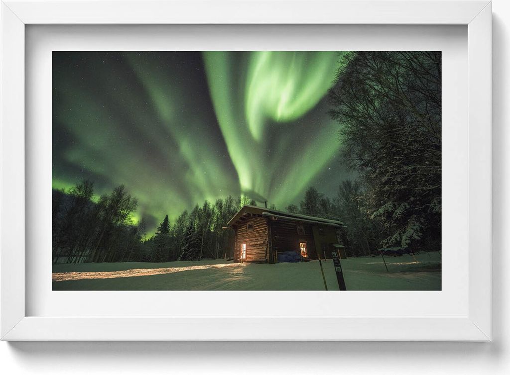 Polarlichter und Hütte im Wald– Wandbild mit Rahmen – Gerahmtes Bild – Wanddekoration – 30x20 cm – Weiß Rahmen