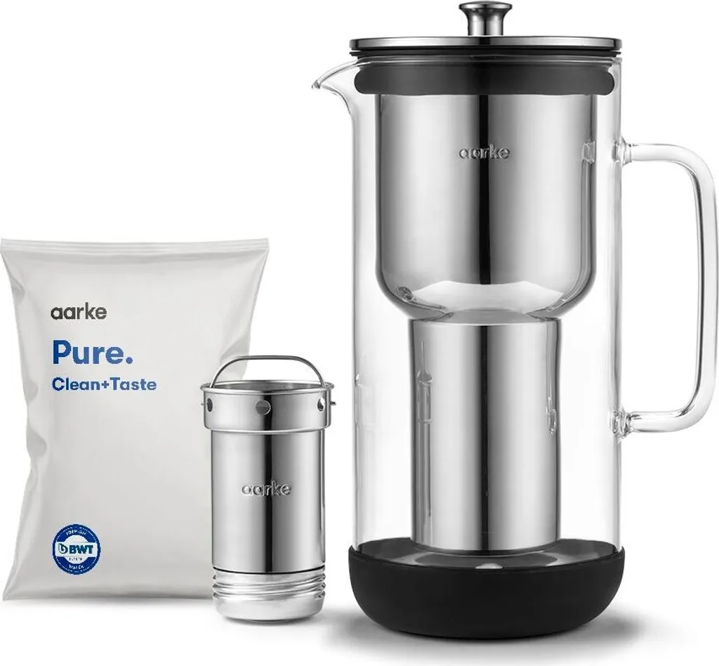 Finies les bouteilles plastique avec la carafe filtrante Aarke Inox