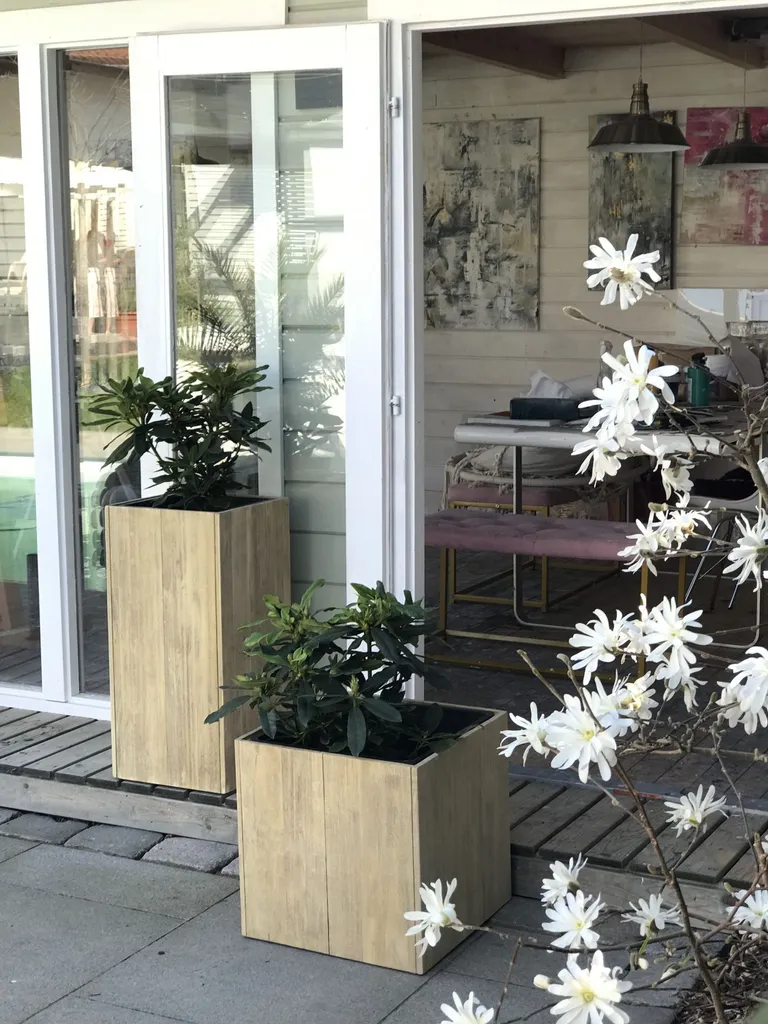 Bac à Plantes Stable et Robuste en Bois Brun pour Intérieur Moderne