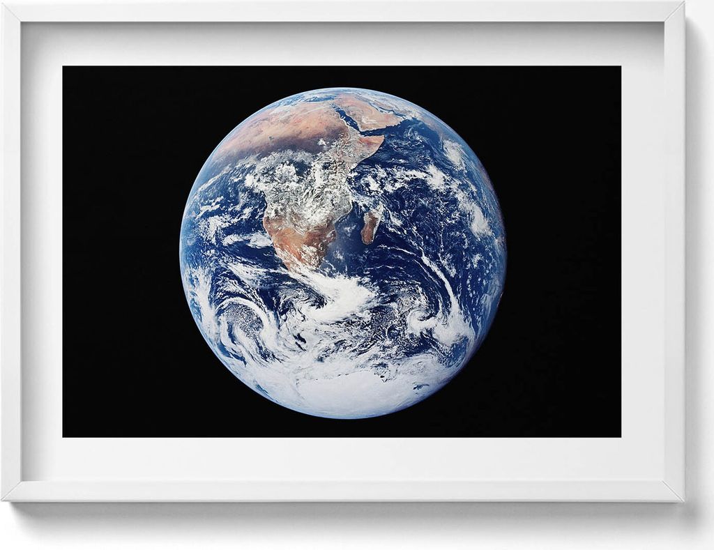 Die Erde vom Weltraum aus gesehen– Wandbild mit Rahmen – Gerahmtes Bild – Wanddekoration – 70x50 cm – Weiß Rahmen