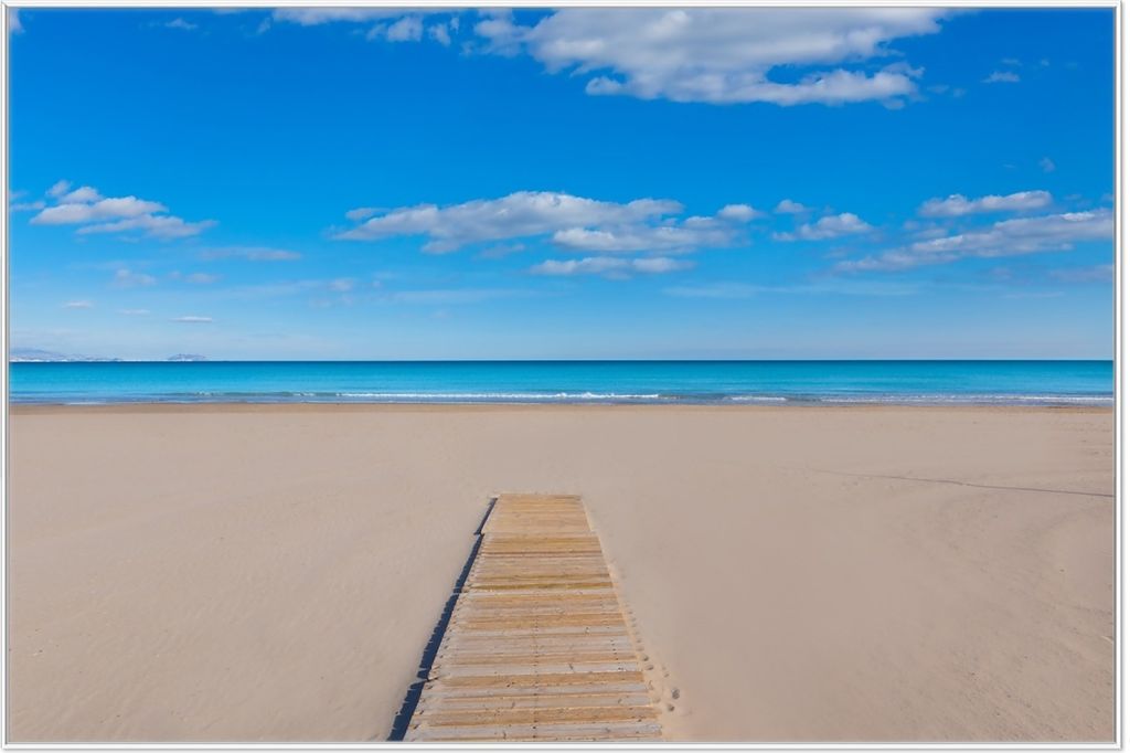 Wallario Wandbild Auf dem Holzweg zum blauen Meer, Größe: 61 x 91,50 cm, Poster mit weißem Aluminiumrahmen