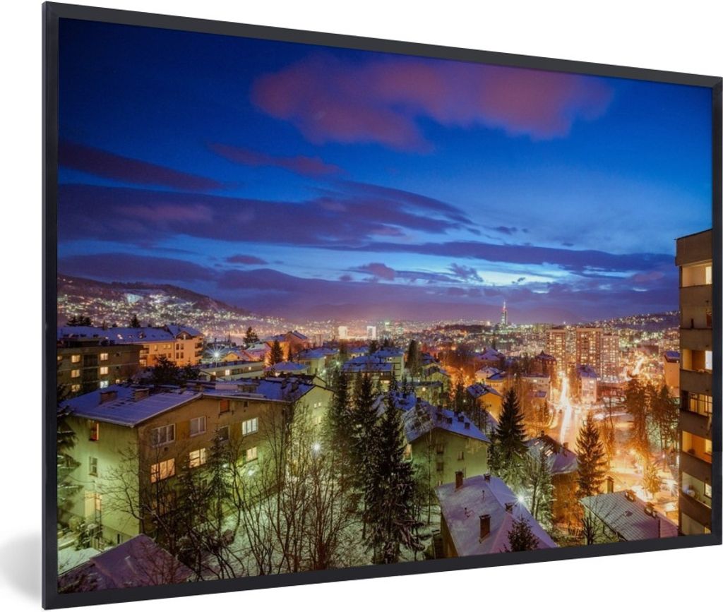MuchoWow Gerahmtes Poster Dunkelblauer Himmel über der Skyline von Sarajevo in Bosnien und Herzegowina 30x20 cm - Poster mit Schwarzem Bilderrah...