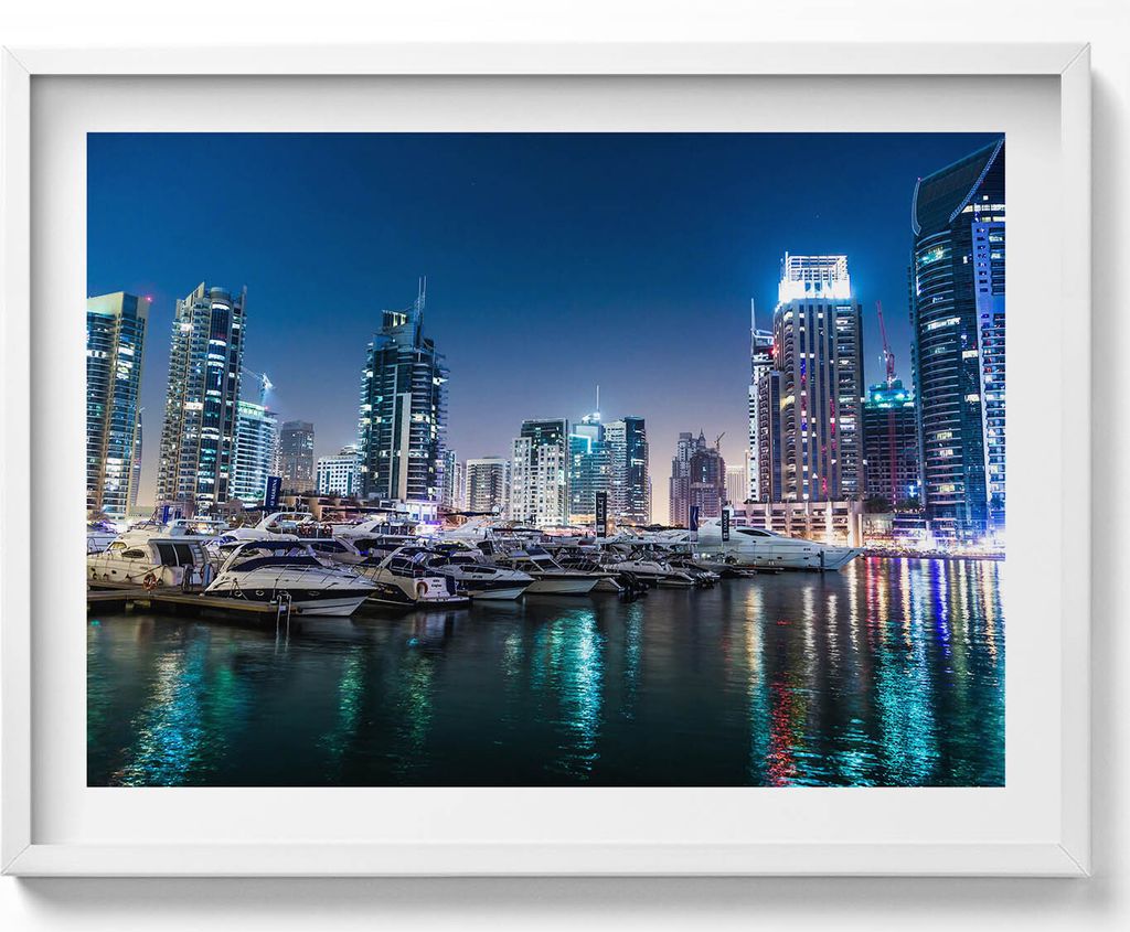 Boote in der nächtlichen Stadt– Wandbild mit Rahmen – Gerahmtes Bild – Wanddekoration – 80x60 cm – Weiß Rahmen